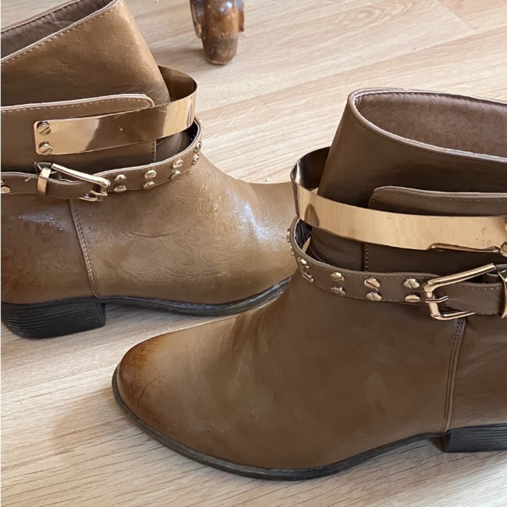 BUCCO anklet boots embossed with good ware and studs 8.5